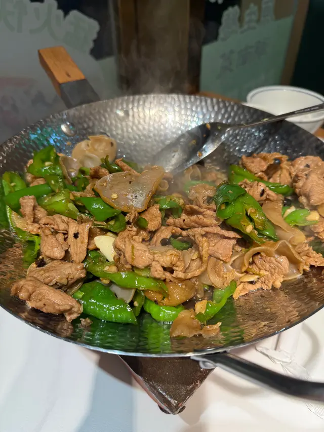 最失望就係呢款辣椒炒肉，作為湘菜招牌，得個鹹字，鍋氣不夠！