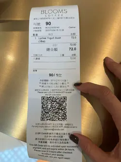 今天去了APM的 Blooms Cafe看到海报推广 Yogurt Slush饮品没标价,结帐发现一杯 $72以为会用新鲜水果和高质乳酪,结果是用粉制作。我问店员为何不用真正乳酪,对方说:「用粉才可以打出来。」理由荒谬。
饮品送来只有八成满,我问:「收 $72连份量都不给足吗?」再打一杯也只有九成满。店员提议退款,我拒绝了,想试试是否值这价钱。结果喝几口,甜得要命,完全喝不下,最后丢进垃圾桶。
全港最贵又最差的 Yogurt Shake材料差,味道差,份量不足,服务也不好,绝不再光顾!