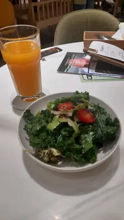 左: 橙汁, 右:羽衣甘藍蕎麥沙律