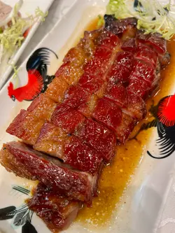 蜜汁叉燒，肉質鬆化，啖啖都掛滿醬汁。
