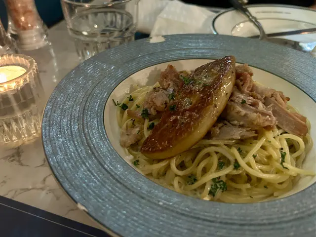 煎鴨肝.油鴨腿意粉