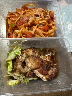 鸡扒煎得刚刚好,大块又入味。扁意粉软硬刚好,茄汁酸甜刚好到位,正!