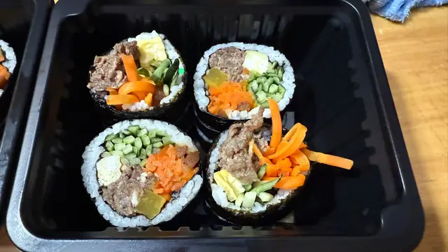 牛肉份量多配料一樣豐富中間夾咗 有牛肉、青瓜絲、紅蘿蔔絲、醃蘿蔔、雞蛋 .....米飯軟硬適中,層次感豐富又,好有飽足感,紫菜還塗有一層麻油,香氣十足,與傳統韓國飯捲風味道一樣!性價比高