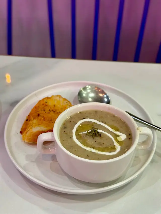 黑松露牛肝菌蘑菇湯