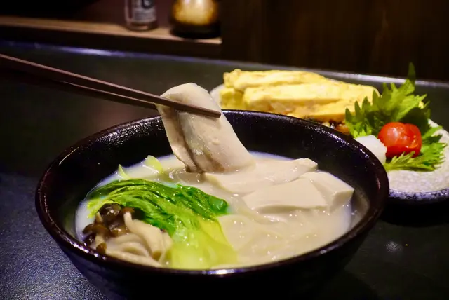 [推介程度] 🟡🟡🟡🟡🟡(5/5)
自家熬製的鯛魚湯入口順喉、零腥味，怕喝魚湯的我也頓時變得不抗拒👍由於我嚐出湯頭中夾雜陣陣豆香，好奇一問後，才得知店家是以豆腐壓碎作湯，難怪口感濃稠、鮮甜無比，從中亦看出廚師的巧思！再嚐嚐厚切的鯛魚片和烏冬，快樂和滿足就是這樣純粹！