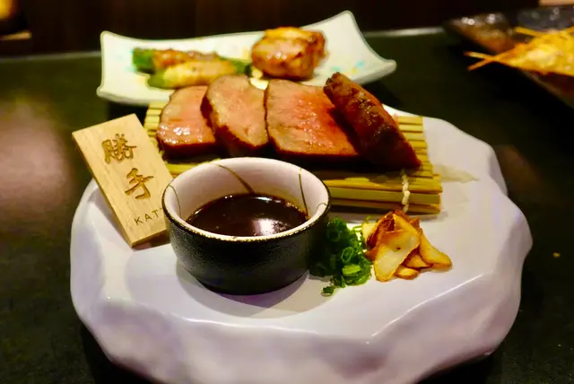 [推介程度] 🟡🟡🟡🟡🟡(5/5)
如照片所示，這厚切牛舌既有脆焦口感的外在又有軟嫰的內在，熟度完美！說真的，我和另一半都認為單吃已經很美味👍所以當配上師傅獨家秘製醬汁、炸蒜片和香蔥一口吃下，整道菜的口感、風味確更昇華💯