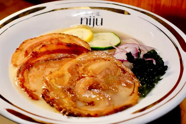 [推介程度] 🟡🟡🟡🟡🟡(5/5)
拉麵的靈魂在於湯底，而他們家湯底順喉、鮮甜零膩感的秘訣就是在於使用鮮雞及帆立貝等等的材料熬製。肥瘦適中的叉燒，呈上前均會即場炙燒表面，製作同樣不馬虎！