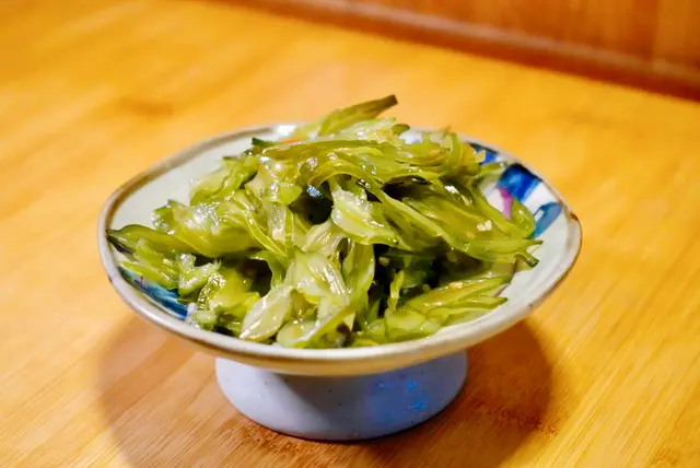 [推介程度] 🟡🟡🟡🟡⚪️(4/5)
坊間一般可見的中華沙律均以成熟的海帶切絲製作，而二十道這款前菜則是採用其尖端嫩葉部分，故口感更脆嫩、爽滑！入口陣陣麻油香，伴以脆甜薄切洋蔥大口吃下，不錯！