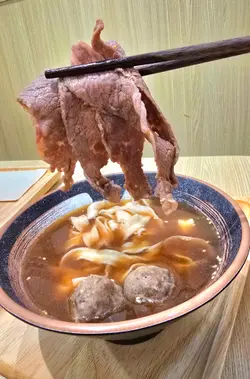 堂灼骟牯肥牛牛丸配关庙刀削面