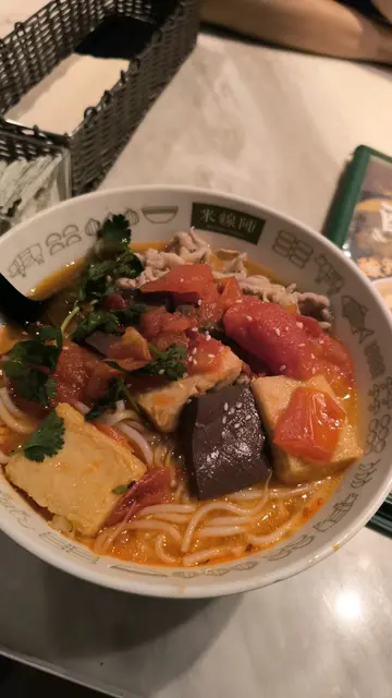麻辣蕃茄汤肥牛鱼腐米线