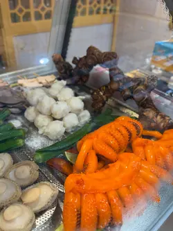 地理位置方便，旺角中心。香港地道小食滷水風味，環境乾淨衛生，食材新鮮。套餐有生腸，大墨魚，雞腎，大鮑魚，好吃，爽口，一定要配搭甜醬&芥末醬，經典配搭。價錢合理，性價比高。