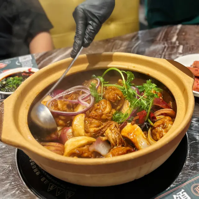 招牌無骨鳳翼釀雞煲