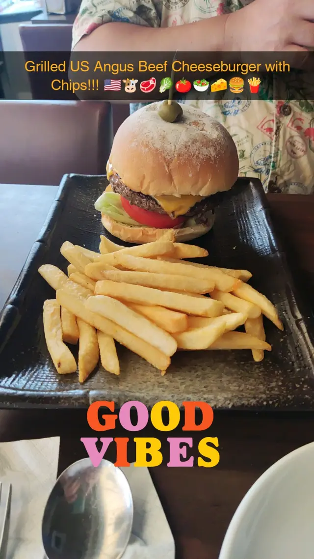 Grilled US Angus Beef Cheeseburger with Chips!!! 🇺🇸🐮🥩🥬🍅🥗🧀🍔🍟🍽️