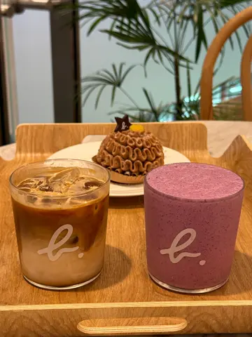 Cafe  latte  /  mix  berry  smoothie  