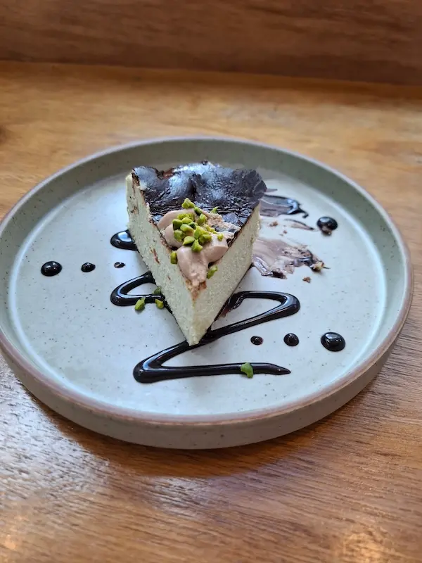 自家製開心果巴斯克芝士蛋糕配果咖啡忌廉