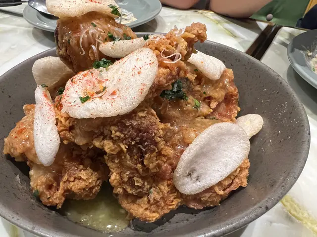 蜂蜜蒜泥炸雞配蝦片