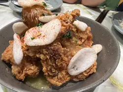 蜂蜜蒜泥炸鸡配虾片 