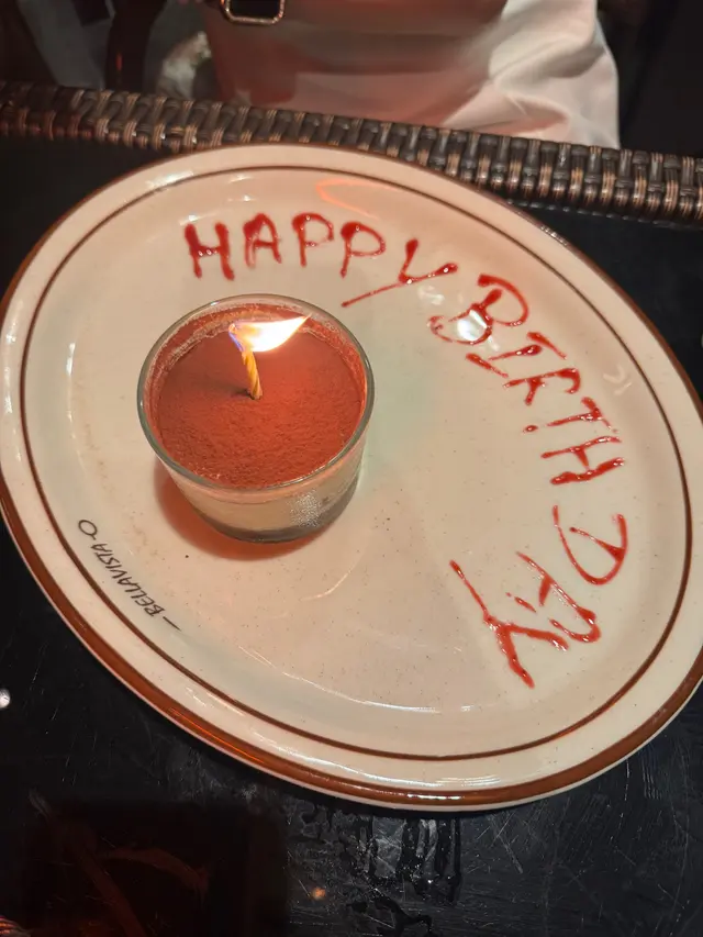 ￼甜品方面得兩款
￼揀咗其中一款Tiramisu，餐廳話有得寫生日碟，嚟到嘅時候侍應亦都有問我需唔需要寫埋名，有話唔使，￼
但係冇諗過佢個生日碟咁流..￼￼ Tiramisu味道係唔錯嘅
其實佢換隻細啲嘅碟可以精緻啲…


