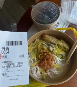 米線偏硬，硬嘅程度比較接近未煮熟嘅時候既硬度。￼點左大纖米線+酸菜，最後到手既有一條素菜卷，一個冬菇，一份小木耳程度既量既木耳，兩塊萵筍，酸菜足量，叫左湖南酸辣，結果湯底唔酸，亦比記憶中既唔辣。￼開蓋嘅時候發現多咗炸醬，好彩我食肉，多謝加料。￼