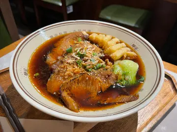 Seared Marinated Pork Jowl with Shanghai Pak Choi, Fried Tofu, Noodle and Soup 玖香啤酒猪软骨汤面 (烤腌制猪肉汤配上海白菜、炸豆腐、面条和汤、关面（扁）、牛肉汤)