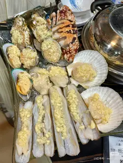 要不是香港本地朋友强烈推荐,我根本不知道这家‼️
真的吃得超爽,回到家还在疯狂回味……😭🤤
我们点了套餐 真的划算到爆💥
套餐里有每人限一份的海鲜——
生蚝、鲍鱼、螃蟹、蛏子王、龙虾、青口、大头虾、扇贝
全都是我的爱!一上桌就恨不得马上蒸来吃~
这家店超贴心,每种海鲜要蒸多久都大大地写在墙上,完全不用担心弄错👍
海鲜是真的新鲜,听说都是当天从市场运来的
吃起来口感爽弹、鲜甜到不行,爱了爱了❤️
吃完蒸汽海鲜还没完,后面还能继续打火锅!
还有和牛、牛舌、牛肉,虾、白贝、这些都可以无