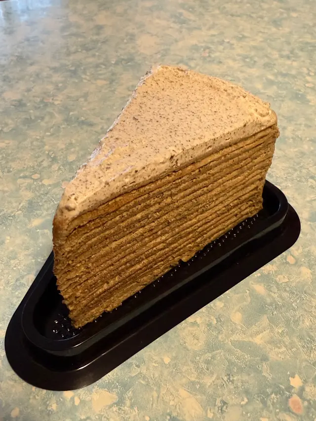 蛋糕味道焙茶味幾出，但唔係超濃嘅焙茶味但唔會好淡。
個Cream略嫌太漏，係第一啖就已經覺得漏果種🙈。
千層蛋糕個皮唔算好滑，但算軟熟，層次分明，ok啦～