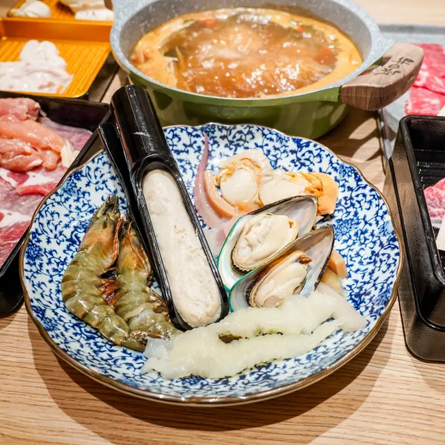 海鮮拼盤: 大海蝦,  爽脆水魷, 墨魚滑, 日本帆立貝, 青口, 花膠