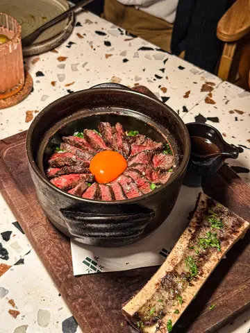 黑安格斯牛肉眼兰王蛋煲仔饭配牛骨髓