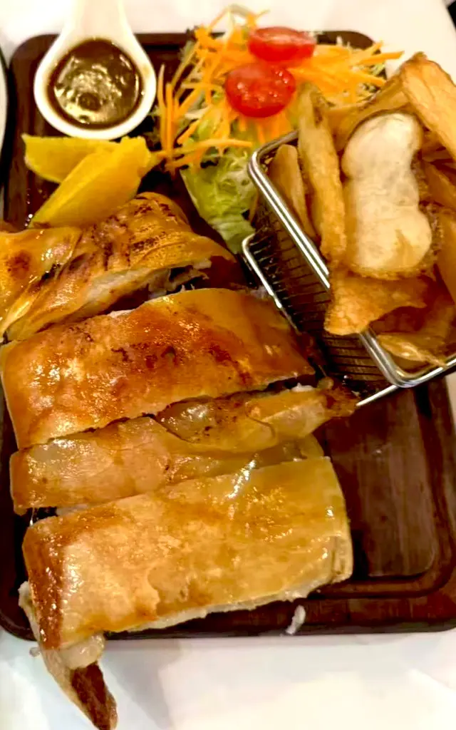 👉 皮脆到「卡滋」一聲,像在吃薯片一樣脆!💥
👉 肉質嫩滑多汁,帶著微微香料和蒜香~🧄✨
👉 秘製辣醬帶點檸檬酸香,平衡油膩感,絕配!🍋
👉 連伴碟的薯條都吸滿了乳豬的肉汁,邪惡但超好吃!🍟❤️
乳豬是從葡萄牙直送的小乳豬,肉質特別嫩,幾乎不用怎麼咬~入口即化!👏