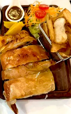 👉 皮脆到「卡滋」一聲，像在吃薯片一樣脆！💥
👉 肉質嫩滑多汁，帶著微微香料和蒜香～🧄✨
👉 秘製辣醬帶點檸檬酸香，平衡油膩感，絕配！🍋
👉 連伴碟的薯條都吸滿了乳豬的肉汁，邪惡但超好吃！🍟❤️
乳豬是從葡萄牙直送的小乳豬，肉質特別嫩，幾乎不用怎麼咬～入口即化！👏
