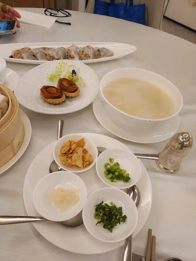 瑤柱小米養生粥， 鮑魚雞粒酥