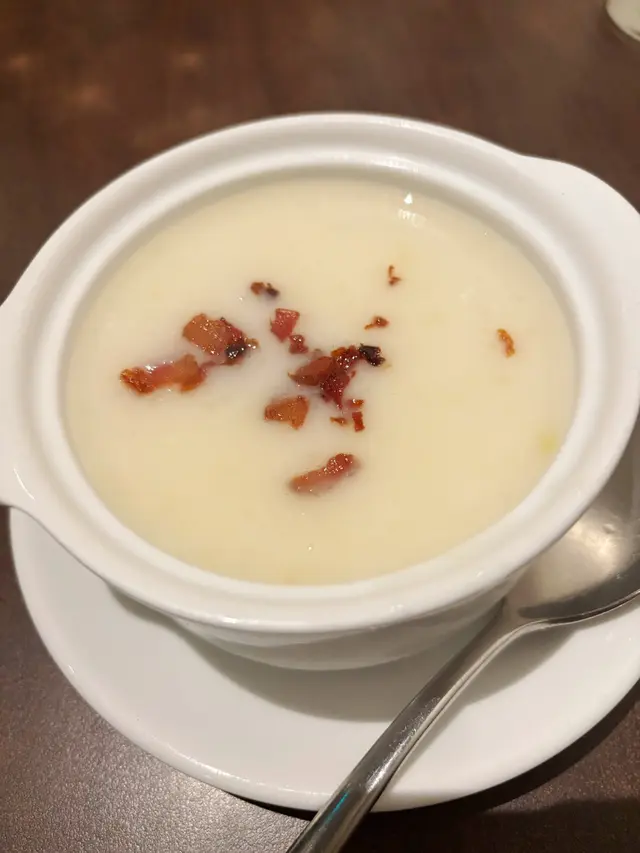 是日餐湯係薯仔湯🥔,配左d煙肉🥓一齊,有少量薯仔粒,口感不錯,唔會好鹹。唔似罐頭湯~