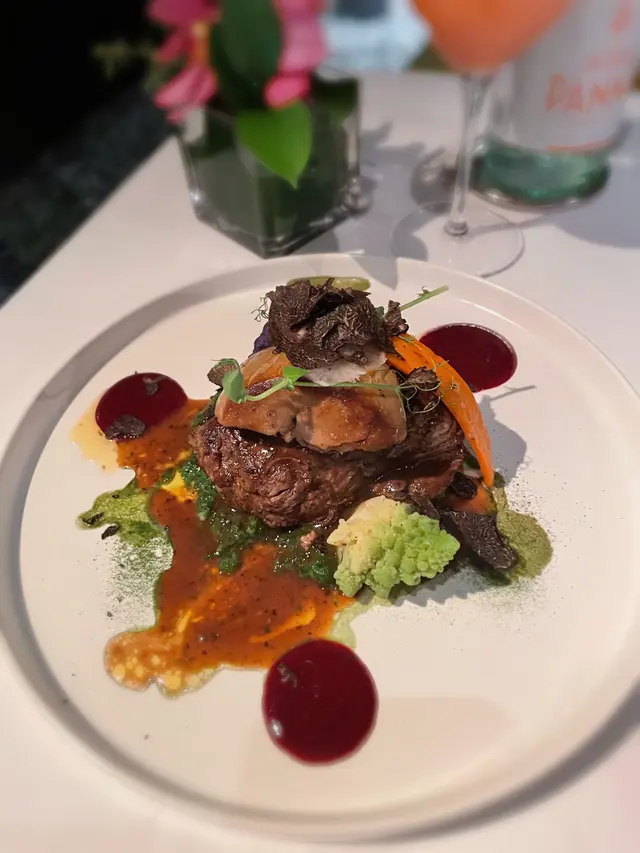 黑松露烤和牛牛柳配香煎鵝肝