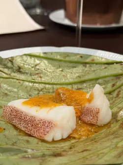 荷葉蒸星班片配蟹粉及脆米