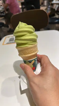 麥當勞綠茶味軟雪糕，現在有特價8元正一杯，綠茶味夠晒濃，夠香，夠抵食。雖然略甜小小，但一定係飯後必選的甜品。要注意要有雪糕站的麥當勞分店才有供應，不要令小朋友失望啊！特價期有限，要試診早！