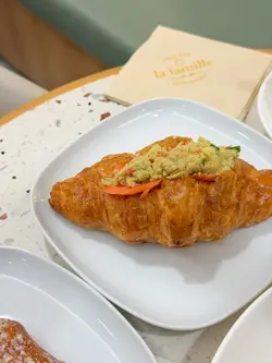 牛油果蓉配烟三文鱼牛角包