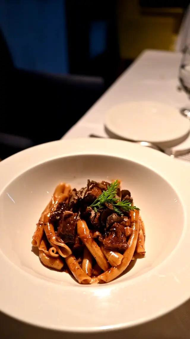 燉和牛肉醬短捲麵、巴羅洛紅酒、時令蘑菇、黑松露