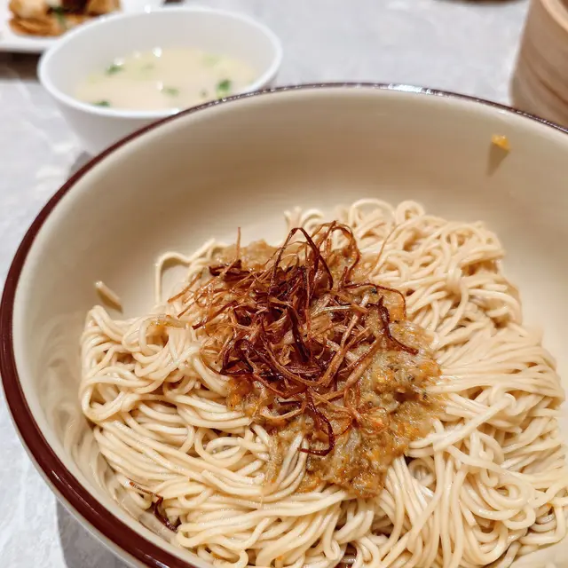 🐑蟹粉拌麵,咩嘢都唔使講,太弧寒喇,蟹粉真係少得可憐,數埋一湯匙都唔荒會有🤭,撈完個麵啲蟹粉都唔知去晒邊😆,當然完全食唔到有蟹味啦。跟拌麵嗰個豬骨湯,非常咁奶白色,真係畀佢嚇一嚇,大大啖飲落去,唓!一啲味都冇😆。成個蟹粉麵+湯,可以話好嘥氣,我相信佢其他嘅蟹粉菜式都一樣嘥氣,千祈唔好叫