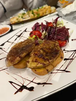 香煎鹅肝多士配同红酒汁