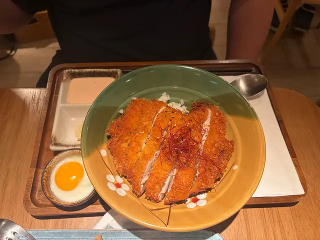 自家製橘子厚切吉列雞扒配溫泉蛋飯