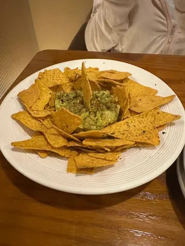 牛油果酱烟三文鱼墨西哥脆片