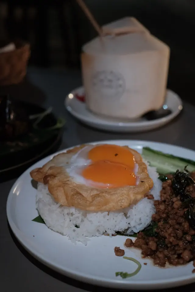 日落晚霞羅勒豬肉飯配鴨蛋