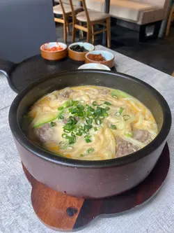 玫瑰牛肉砂鍋湯麵