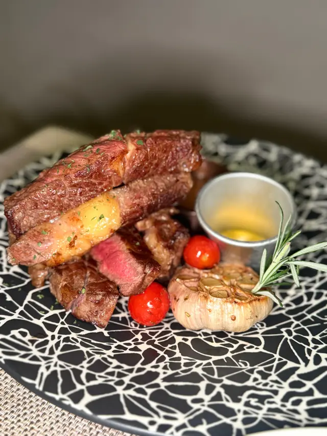 澳洲一級牛肉眼扒配燒汁