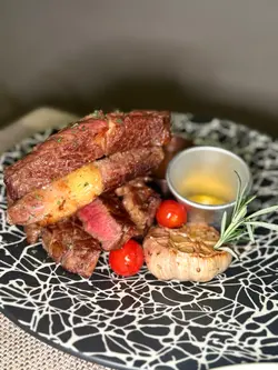 澳洲一級牛肉眼扒配燒汁