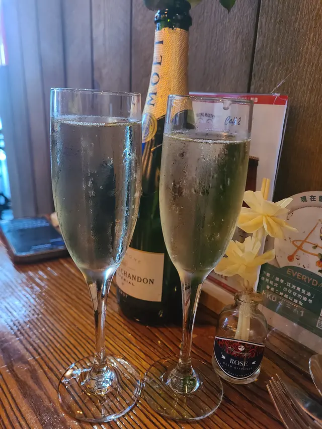 Barton & Guestier Sparkling Blanc de Blanc (France) Champagne Style