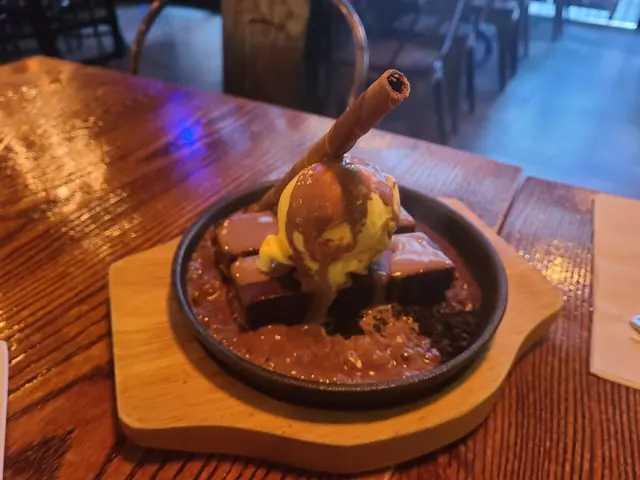 鐵板朱古力布朗尼伴雲呢拿雪糕