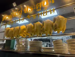 挂满一只只肥美的水门鸡，非常吸引