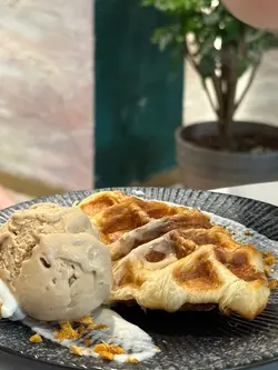 海盐脆脆牛角包窝夫配泰式奶茶雪糕