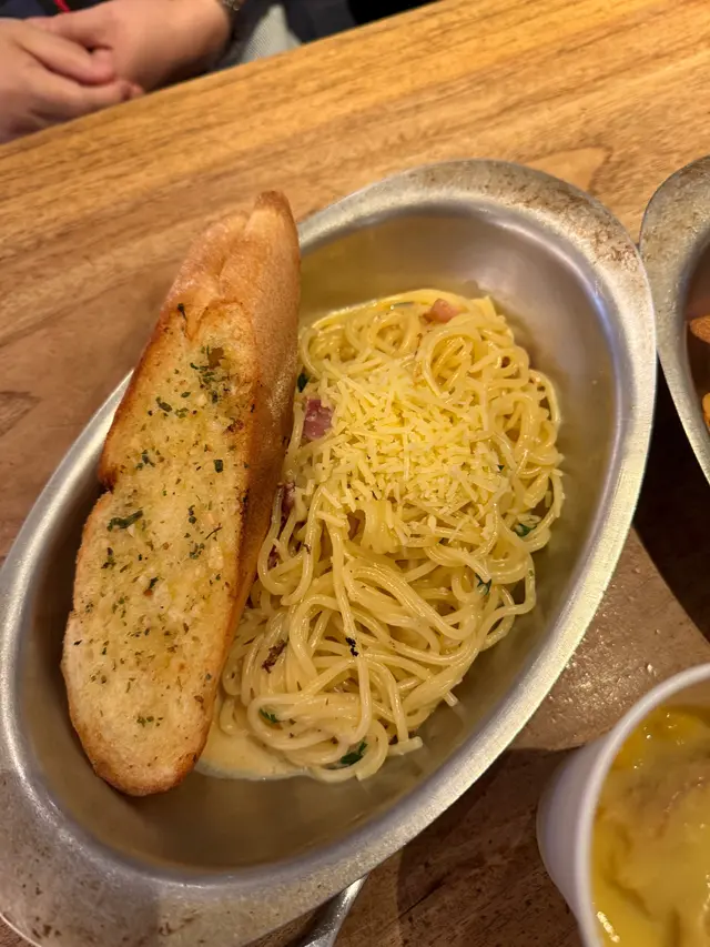 卡邦尼扁意粉·蒜蓉法包